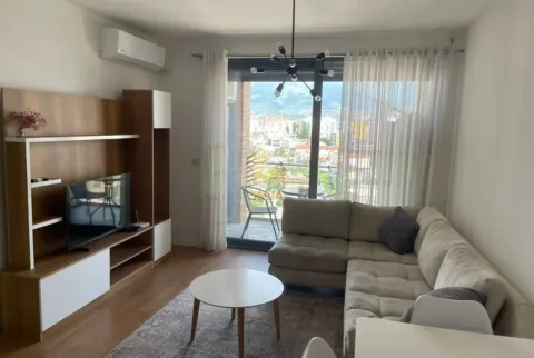 Tirane, jepet me qera apartament 2+1+Ballkon Kati 7, 90 m² 700 € (Don Bosko, Kompleksi Fiori Di Bosco)
