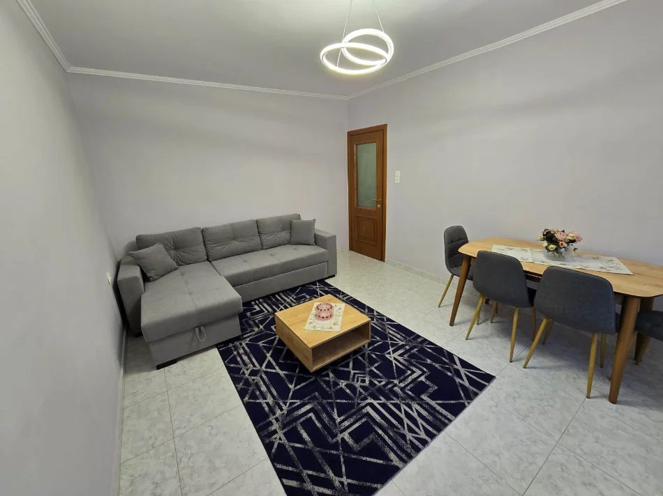 Tirane, jepet me qera apartament 1+1 Kati 2, 56 m² 550 € (PRANE RESTORANTIT PIRRO MANI)