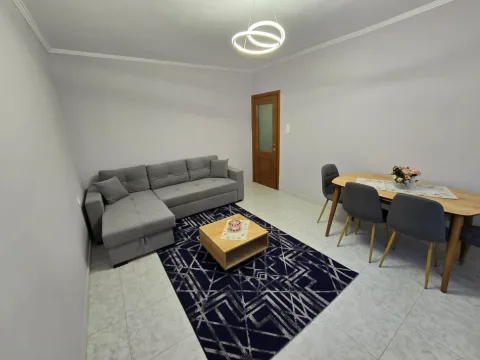 Tirane, jepet me qera apartament 1+1 Kati 2, 56 m² 550 € (PRANE RESTORANTIT PIRRO MANI)
