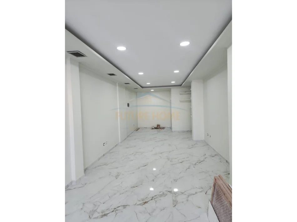 Tirane, jepet me qera ambjent biznesi Kati 0, 52 m² 580 € (ish Dogana)
