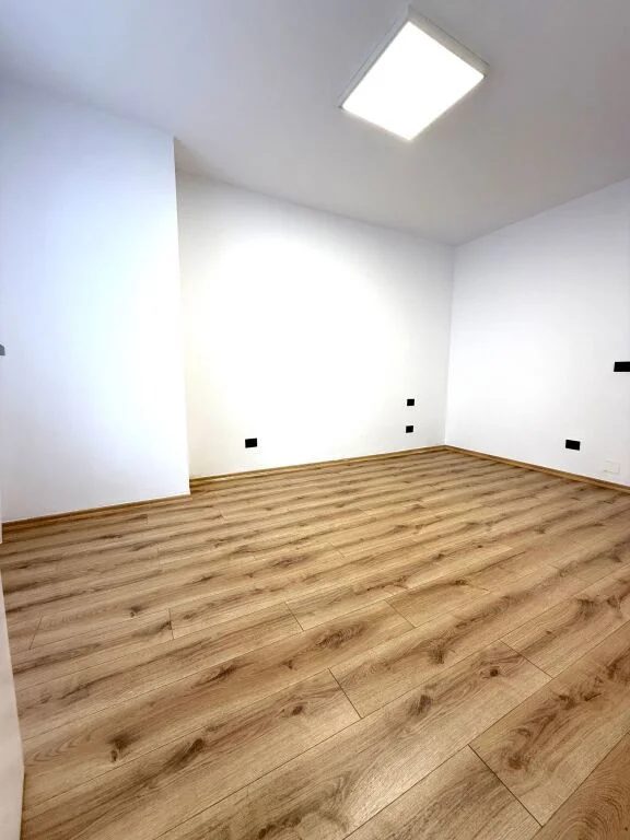 Tirane, jepet me qera zyre Kati 1, 115 m² 670 € (ISH EKSPOZITA)
