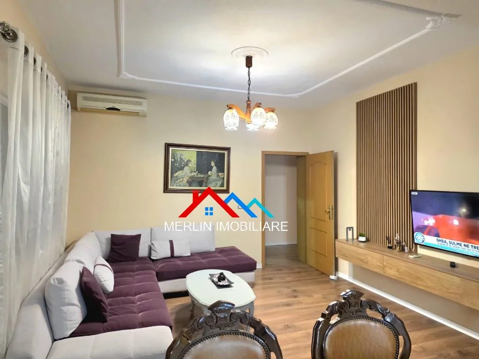 Tirane, jepet me qera apartament 3+1+Ballkon Kati 2, 162 m² 80,000 LEKE (RRUGA E DAFINAVE,ISH-FUSHA E AVIACIONIT)