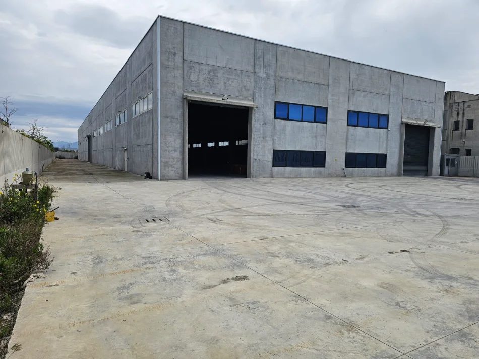 Tirane, jepet me qera ambjent biznesi Kati 0, 6.500 m² 10.500 € (AUTOSTRADA TR DR)