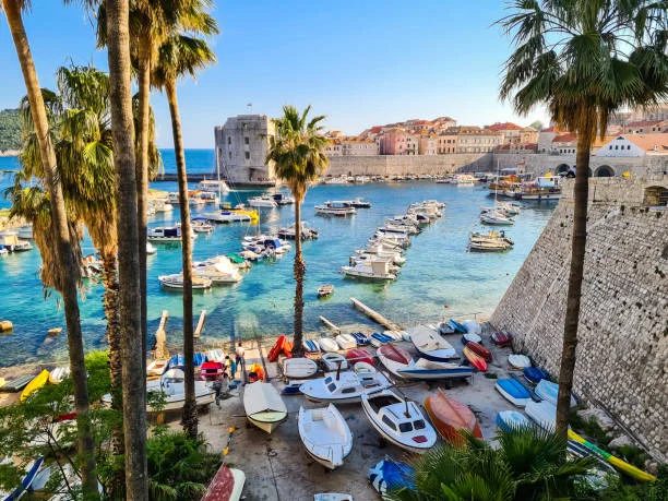 Tirane, oferte City-tour | Vizita qytetesh 𝗗𝗨𝗕𝗥𝗢𝗩𝗡𝗜𝗞-𝗕𝗨𝗗𝗩𝗔-𝗞𝗢𝗧𝗢𝗥 - 𝗨𝗟𝗤𝗜𝗡