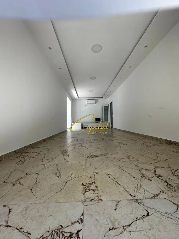 Tirane, shitet dyqan Kati 0, 80 m² 440.000 € (21 DHJETORI)