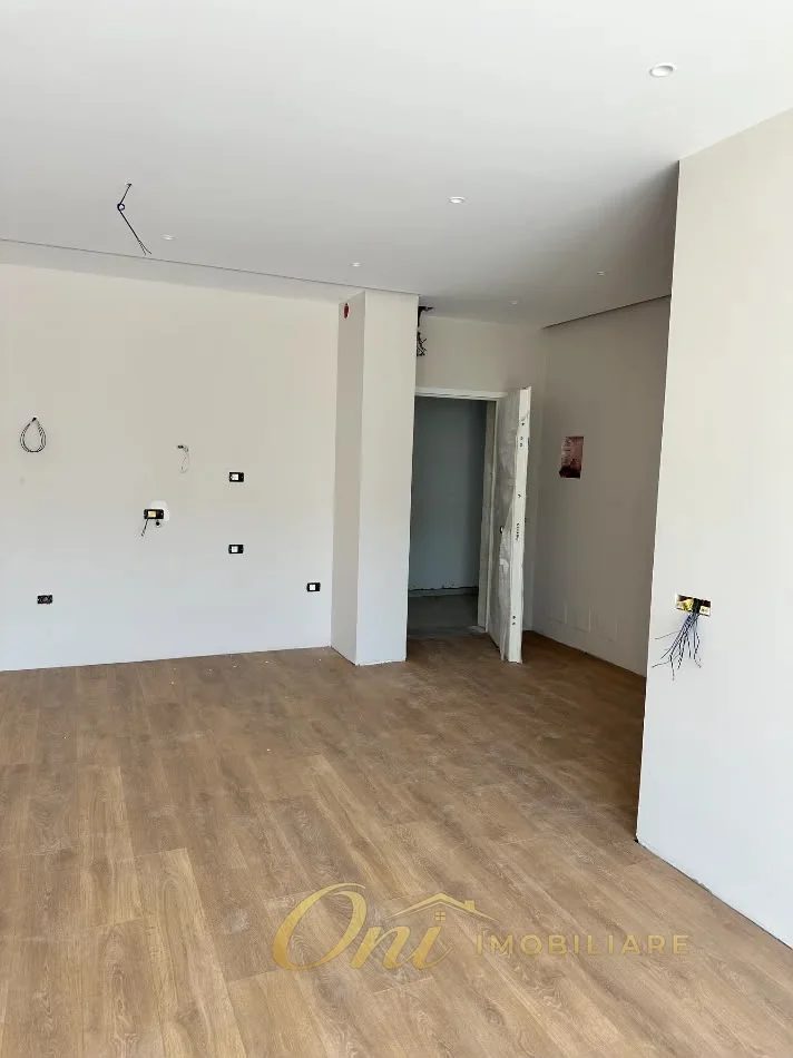 Tirane, jepet me qera zyre Kati 1, 120 m² 1.900 € (KOMUNA E PARISIT)
