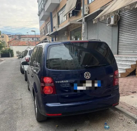 Tirane, shitet VW Touran 1.9 TDI Nafte, blu e errët automatik Kondicioner 231.000 km 2.800 €