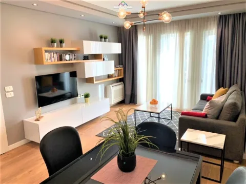 Tirane, jepet me qera apartament 2+1+Ballkon Kati 4, 95 m² 800 € (Kompleksi Kontakt)