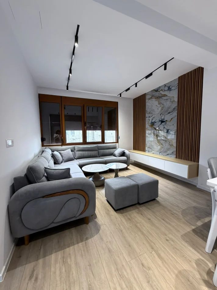 Tirane, jepet me qera apartament 1+1+Ballkon Kati 1, 70 m² 500 € (Sauk/Rr.Hajredin Kumbaro)