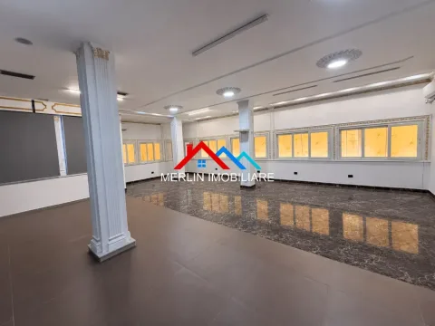 Tirane, jepet me qera ambjent biznesi Kati 5, 240 m² 2.300 € (RRUGA FERIT XHAJKO)