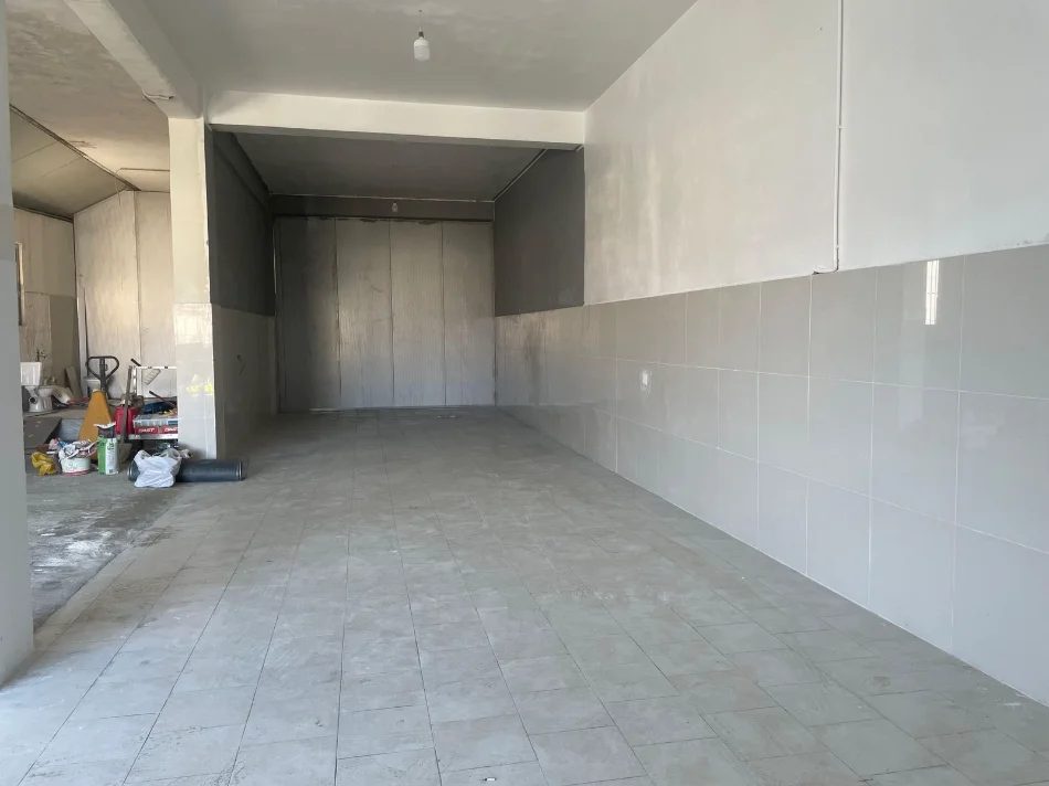 Tirane, jepet me qera magazine Kati 0, 135 m² 1.200 € (TOP CHANNEL)
