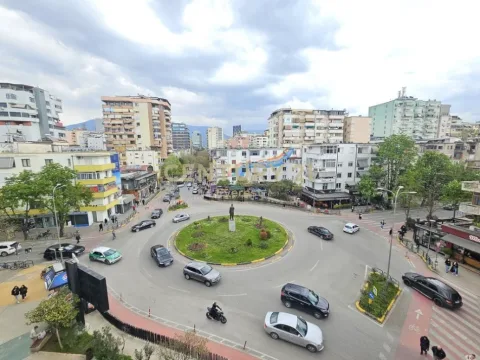 Tirane, jepet me qera zyre Kati 3, 180 m² 2.000 € (Sheshi Willson)