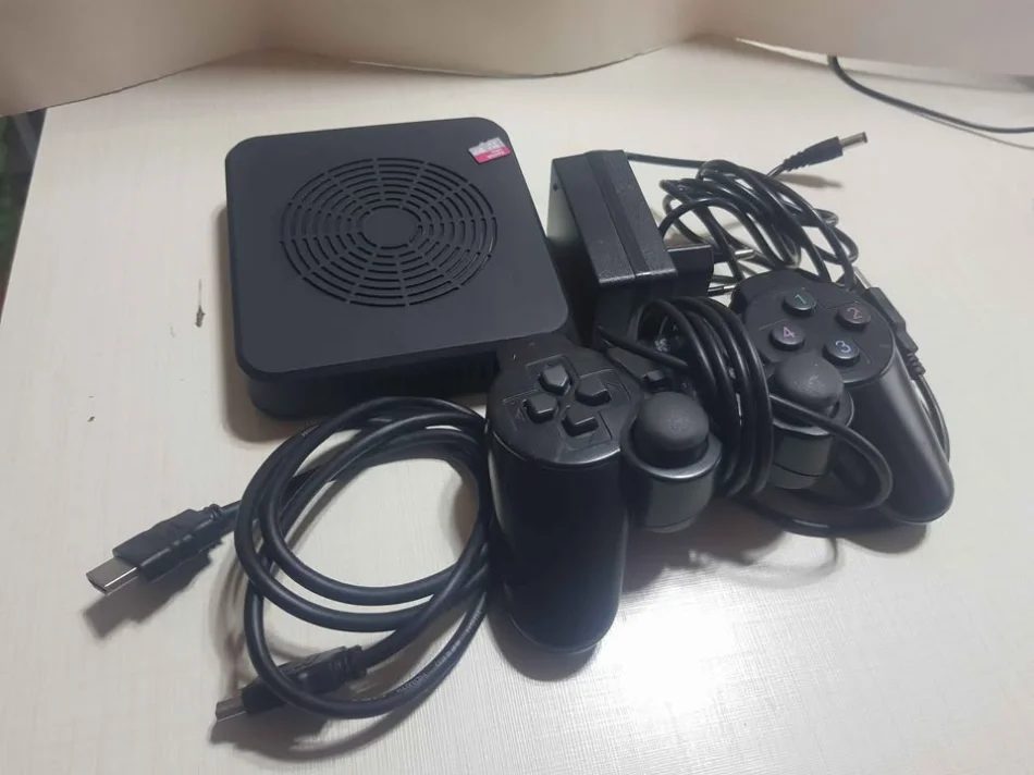 Lushnje, shes Play Station Box Game "Pandora 3D " me 8 mij lojra. Çmimi 50 mij lek te vjetra. ( lexoni te dhen