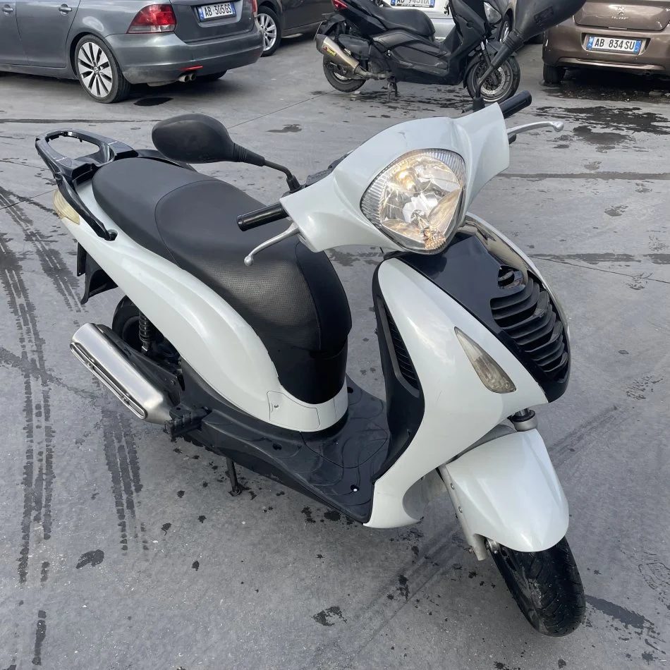 Tirane, shes motor Honda ps 125cc , e bardhë 26.700 km 1.600 €
