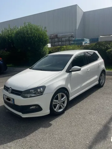 Tirane, shitet makine Volswagen Polo R-line Nafte, e bardhë automatik 135.000 km 6.900 €