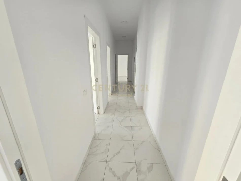 Tirane, jepet me qera ambjent biznesi Kati 2, 111 m² 1.100 € (Square 21)