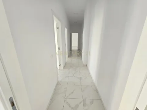 Tirane, jepet me qera ambjent biznesi Kati 2, 111 m² 1.100 € (Square 21)