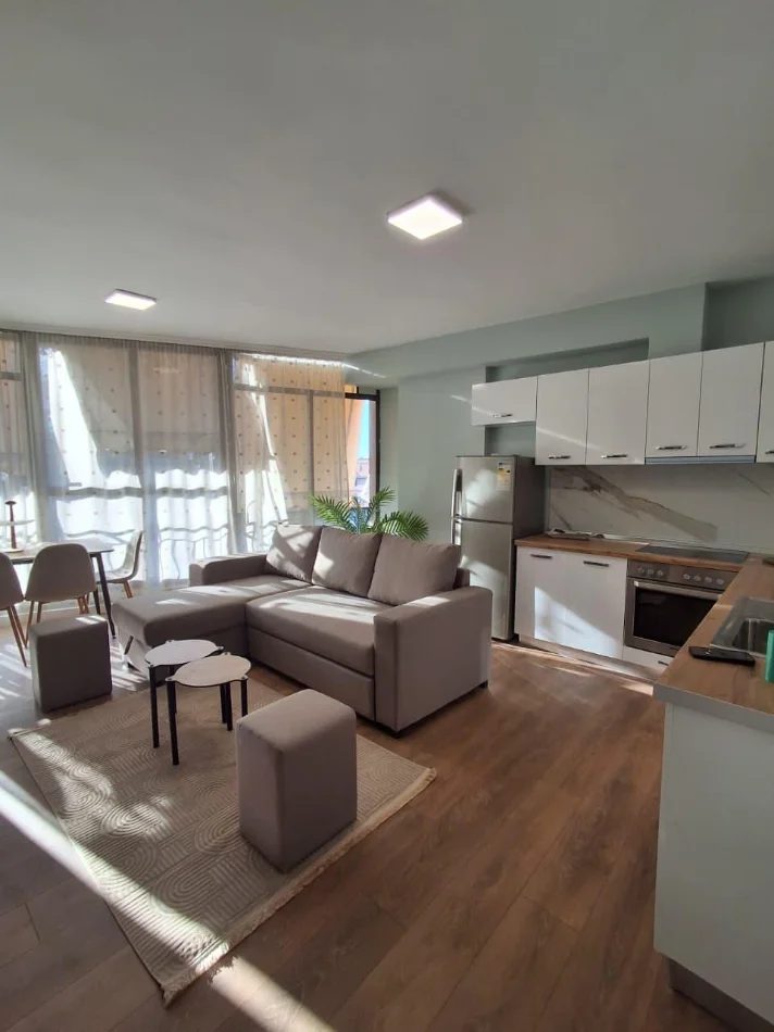 Tirane, jepet me qera apartament 1+1+Ballkon Kati 7, 65 m² 600 € (Selvia)