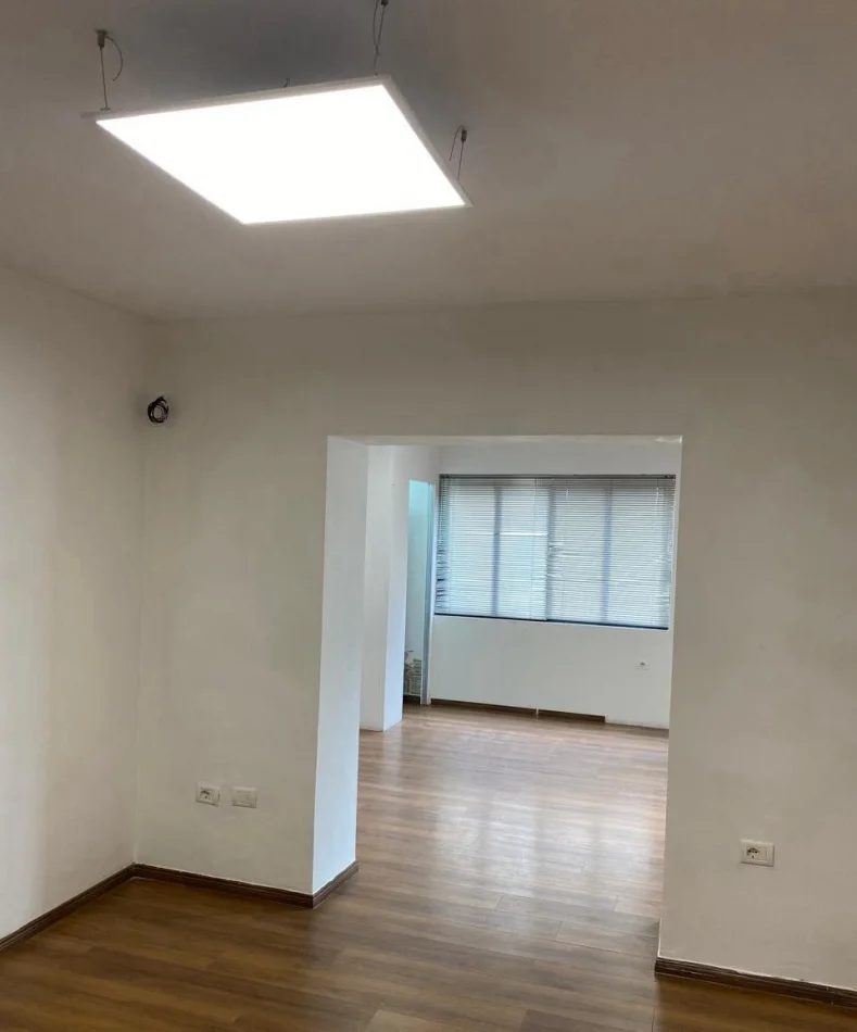 Tirane, jepet me qera ambjent biznesi Kati 2, 54 m² 450 € (Rruga Myslym Shyri)