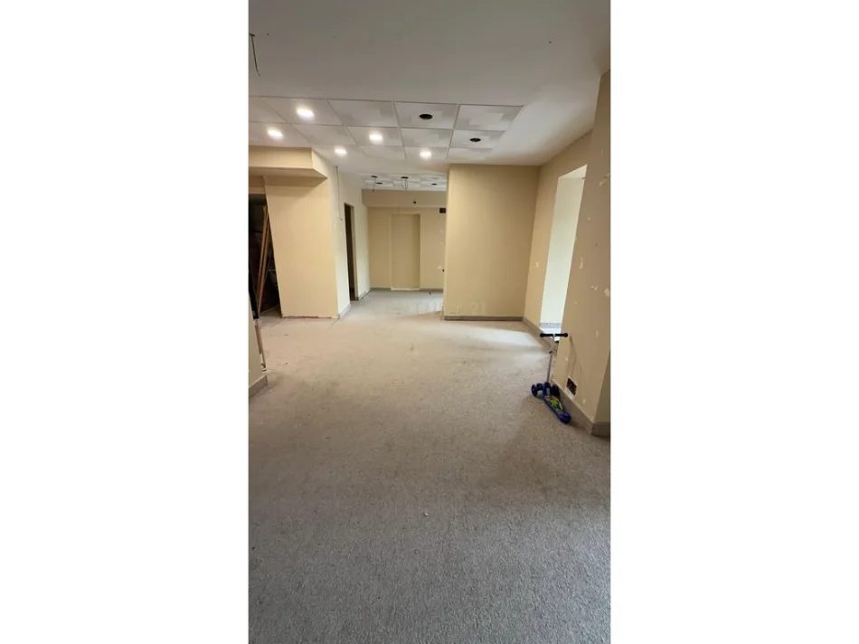 Tirane, shitet dyqan Kati 1, 100 m² 600.000 € (Qender)