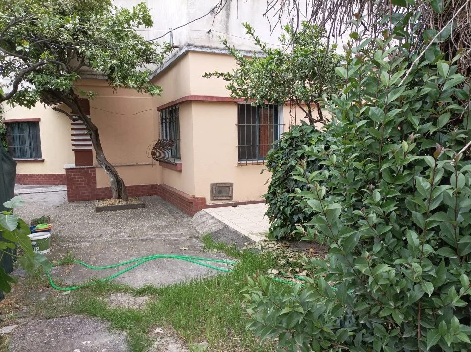 Tirane, jepet me qera ambjent biznesi , 300 €