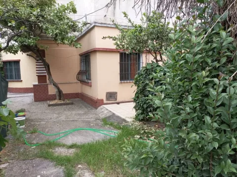 Tirane, jepet me qera ambjent biznesi , 300 €