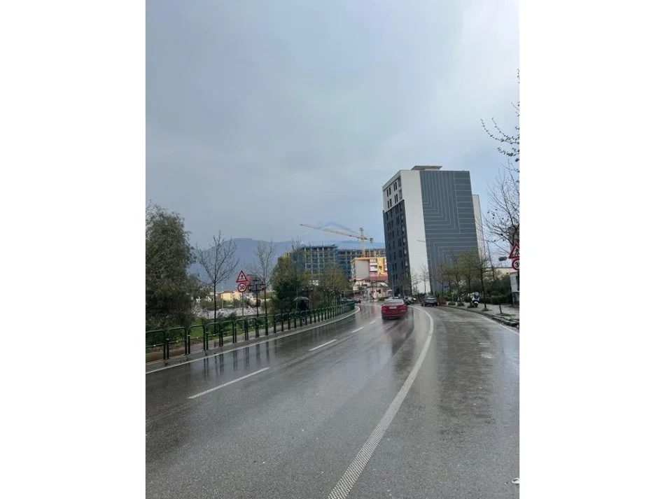 Tirane, shitet ambjent biznesi Kati 0, 393 m² 980.000 € (Bulevardi Bajram Curri)