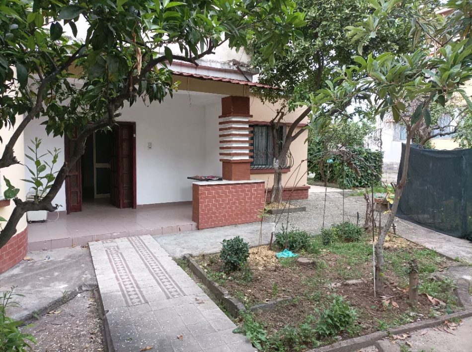 Tirane, jepet me qera magazine, 130 m2+oborr 100 m2, 40000 lek/muaj