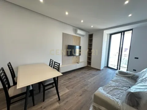 Tirane, jepet me qera apartament 1+1 Kati 9, 75 m² 750 € (MINE PEZA)