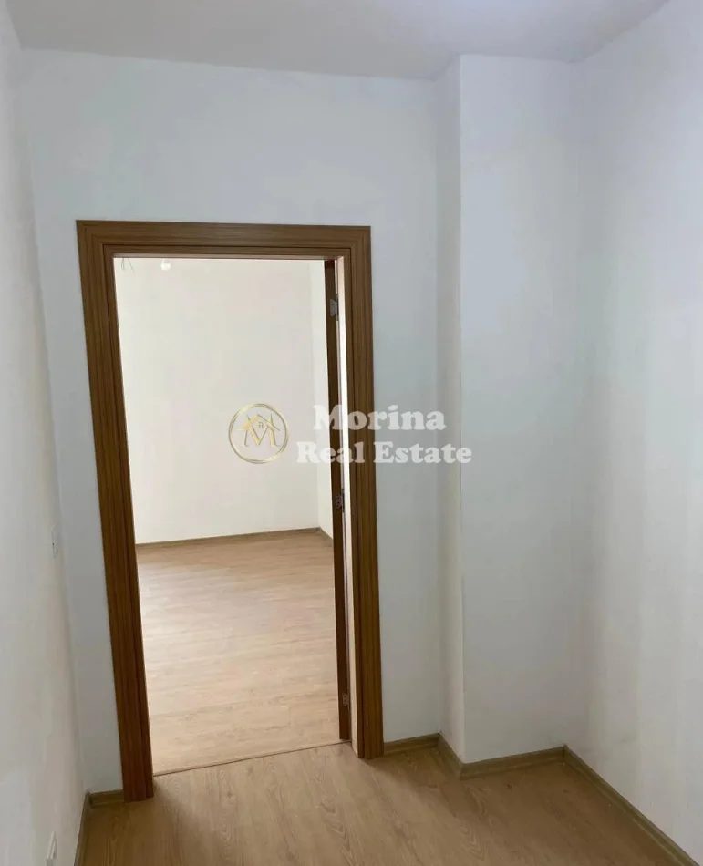 Tirane, jepet me qera ambjent biznesi Kati 2, 75 m² 500 € (Rruga Xhanfize Keko)