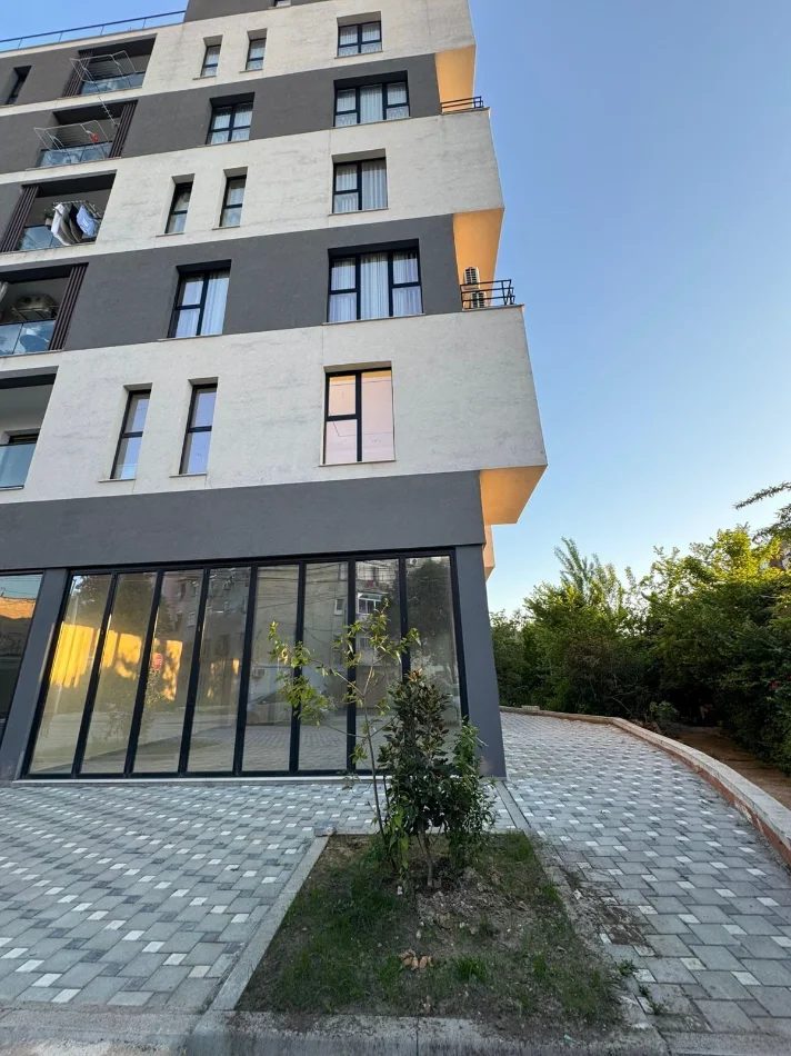 Tirane, jepet me qera dyqan Kati 0, 108 m² 1.600 € (ALI DEMI)