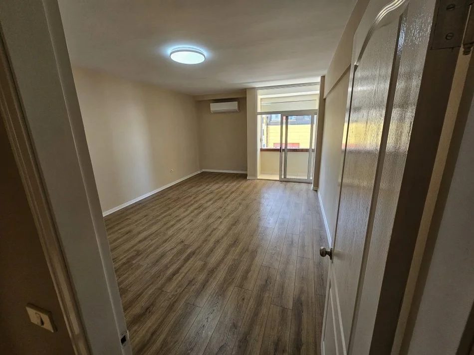Tirane, jepet me qera zyre Kati 4, 130 m² 1.300 € (QENDER)