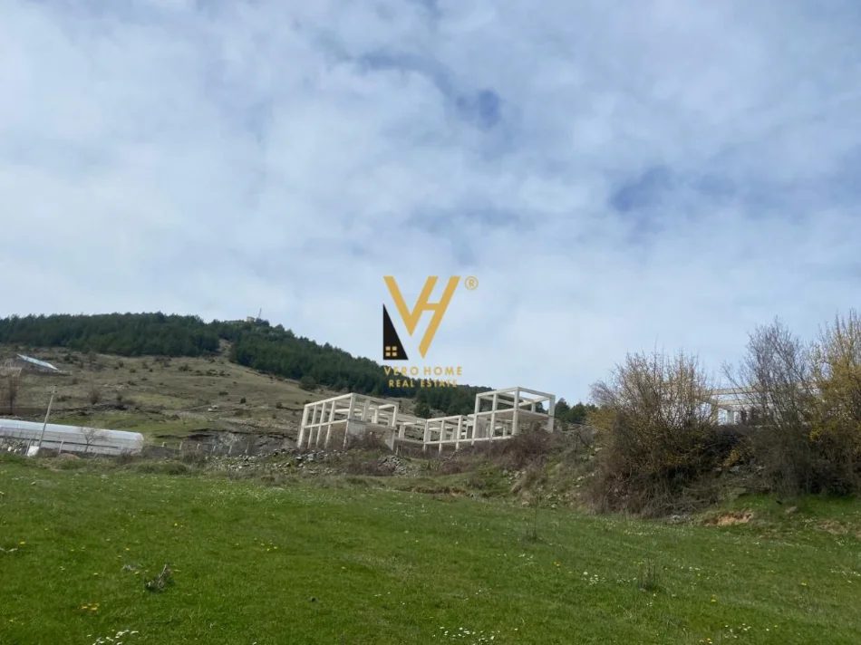Korce, shitet truall , 1.800 m² 198.000 € (VOSKOPOJE)