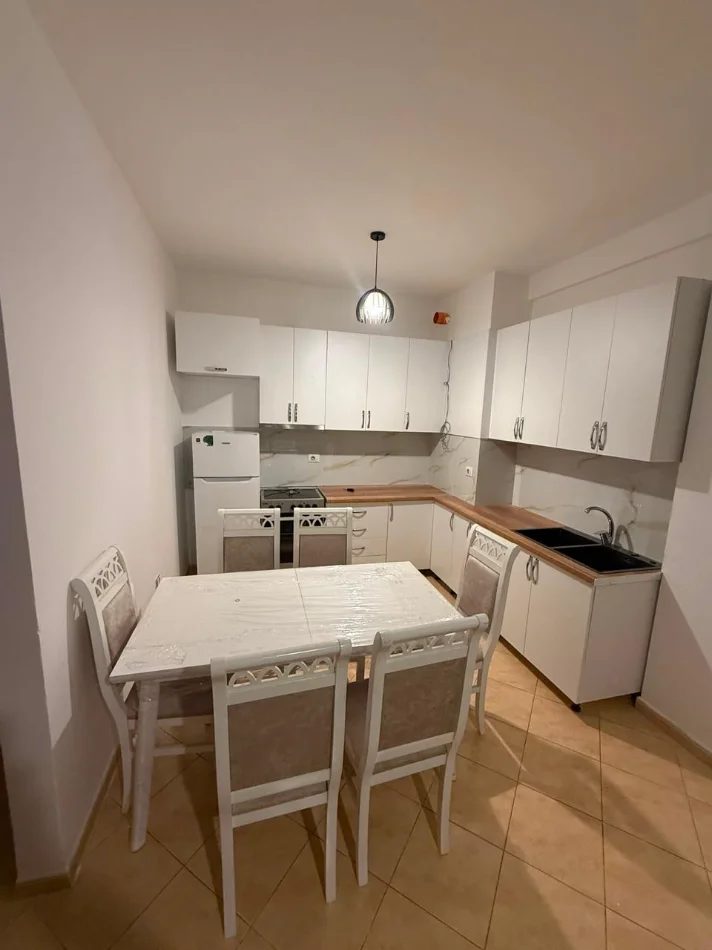 Tirane, jepet me qera apartament 2+1+Ballkon Kati 2, 120 m² 700 € (Don Bosko)