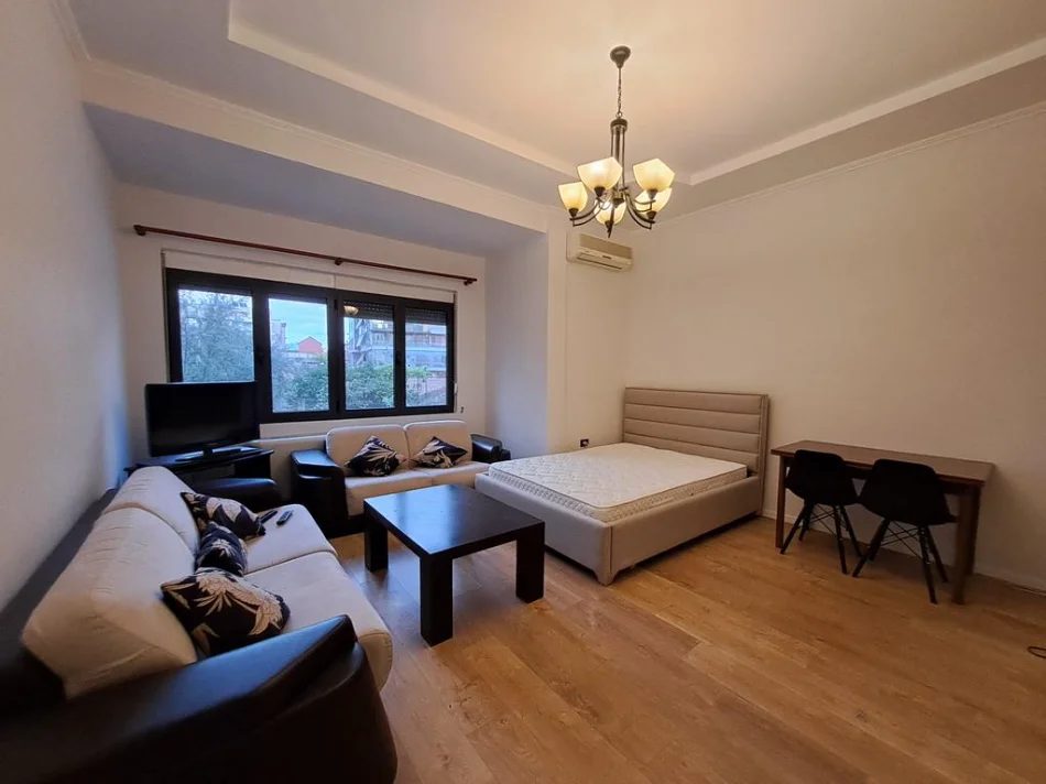 Tirane, jepet me qera apartament 1+1 Kati 1, 40 m² 48.000 € (Pazari i Ri, Tirane)