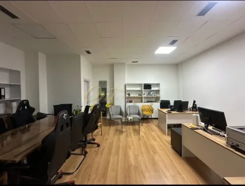 Tirane, jepet me qera zyre Kati 1, 45 m² 550 € (RRUGA E KAVAJES)
