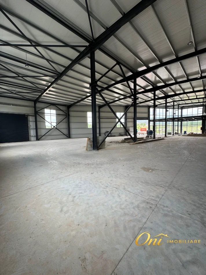 Tirane, jepet me qera magazine Kati 0, 3.600 m² 4.200 € (KOMBINAT)