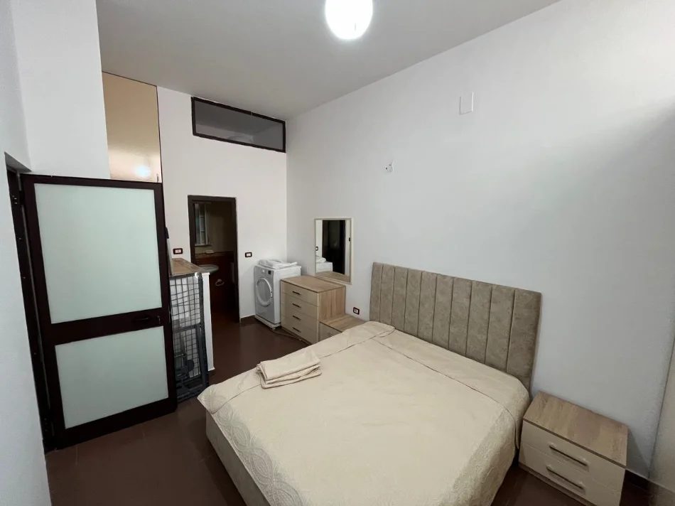 Tirane, Jepet me Qera Apartament 1+1,Mobiluar, Çmimi 43.000 Lekë të Reja ,tek 5 MAJ,Tiranë