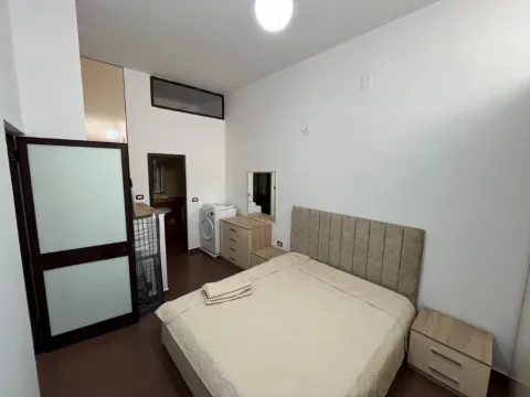 Tirane, Jepet me Qera Apartament 1+1,Mobiluar, Çmimi 43.000 Lekë të Reja ,tek 5 MAJ,Tiranë