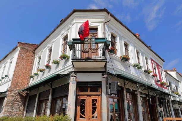 Tirane, oferte City-tour | Vizita qytetesh 𝗨𝗗𝗛𝗘𝗧𝗜𝗠𝗘 𝟯 𝗗𝗜𝗧𝗢𝗥𝗘 𝗠𝗘 𝗔𝗨𝗧𝗢𝗕𝗨𝗦 &amp; 𝗚𝗨𝗜𝗗𝗘 3