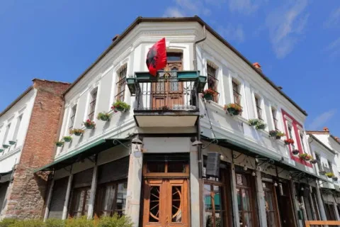 Tirane, oferte City-tour | Vizita qytetesh 𝗨𝗗𝗛𝗘𝗧𝗜𝗠𝗘 𝟯 𝗗𝗜𝗧𝗢𝗥𝗘 𝗠𝗘 𝗔𝗨𝗧𝗢𝗕𝗨𝗦 &amp; 𝗚𝗨𝗜𝗗𝗘 3