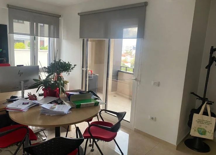 Tirane, jepet me qera zyre Kati 1, 76 m² 1.100 € (QENDER)
