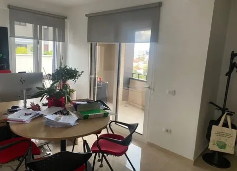 Tirane, jepet me qera zyre Kati 1, 76 m² 1.100 € (QENDER)