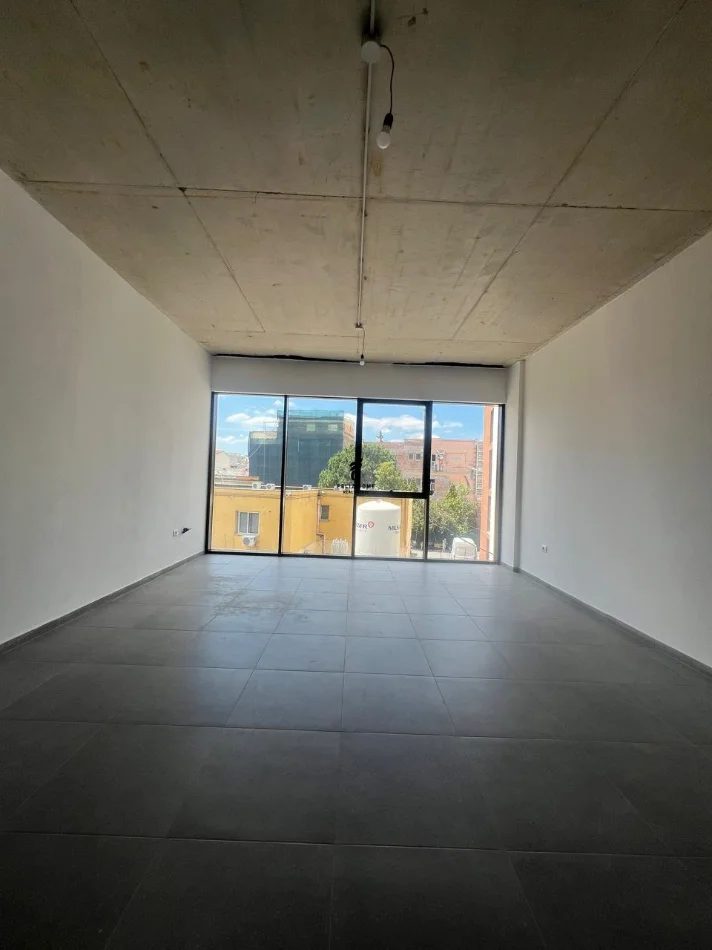 Tirane, jepet me qera zyre Kati 1, 40 m² 700 € (QENDER)