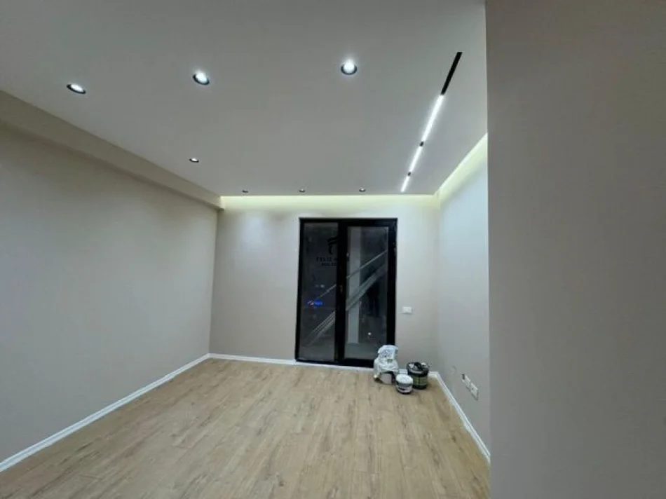 Tirane, jepet me qera zyre Kati 1, 85 m² 1.000 € (KOMUNA E PARISIT)