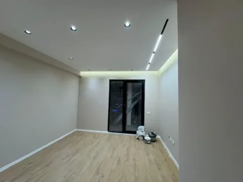 Tirane, jepet me qera zyre Kati 1, 85 m² 1.000 € (KOMUNA E PARISIT)