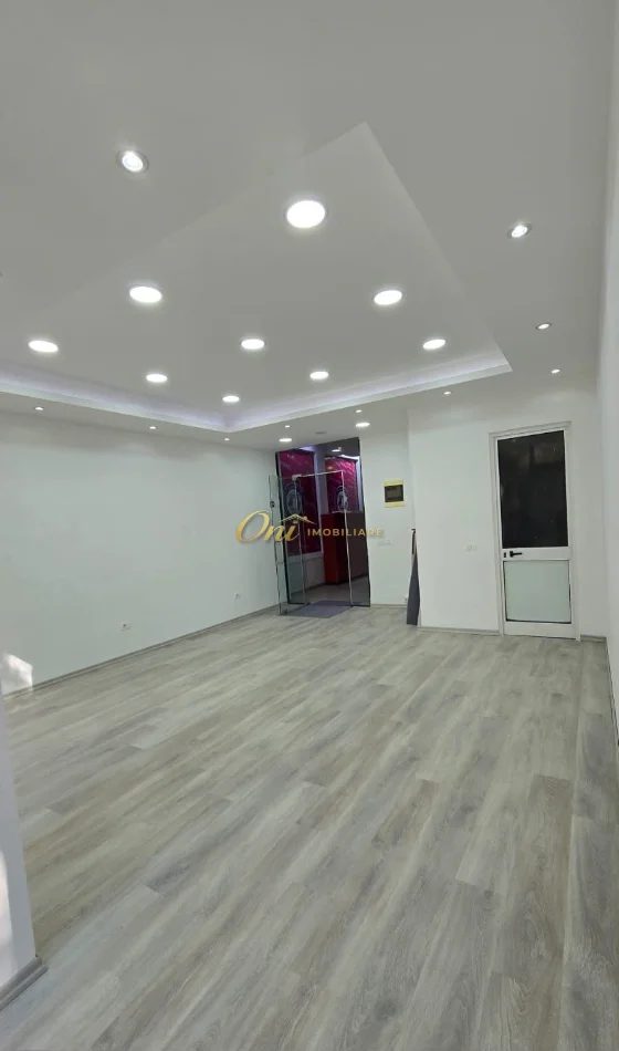 Tirane, jepet me qera zyre Kati 2, 40 m² 600 € (ISH EKSPOZITA)