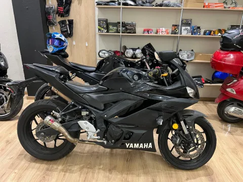 YAMAHA R3