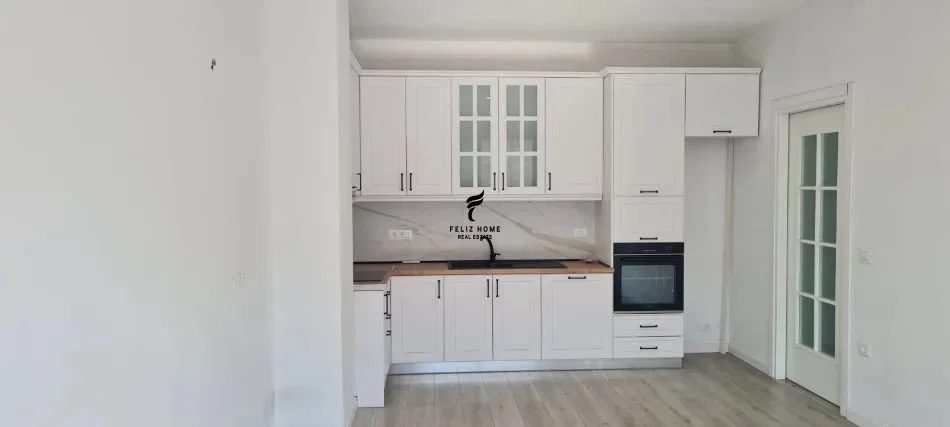 Tirane, jepet me qera zyre Kati 7, 64 m² 500 € (PORCELAN)
