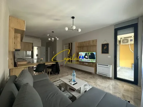Tirane, jepet me qera apartament 1+1 Kati 4, 86 m² 600 € (ALI DEMI)